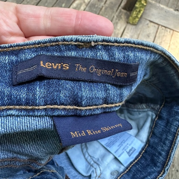 LEVI’S Classic Blue Skinny Jean Mid Rise Size 2 - Picture 9 of 15